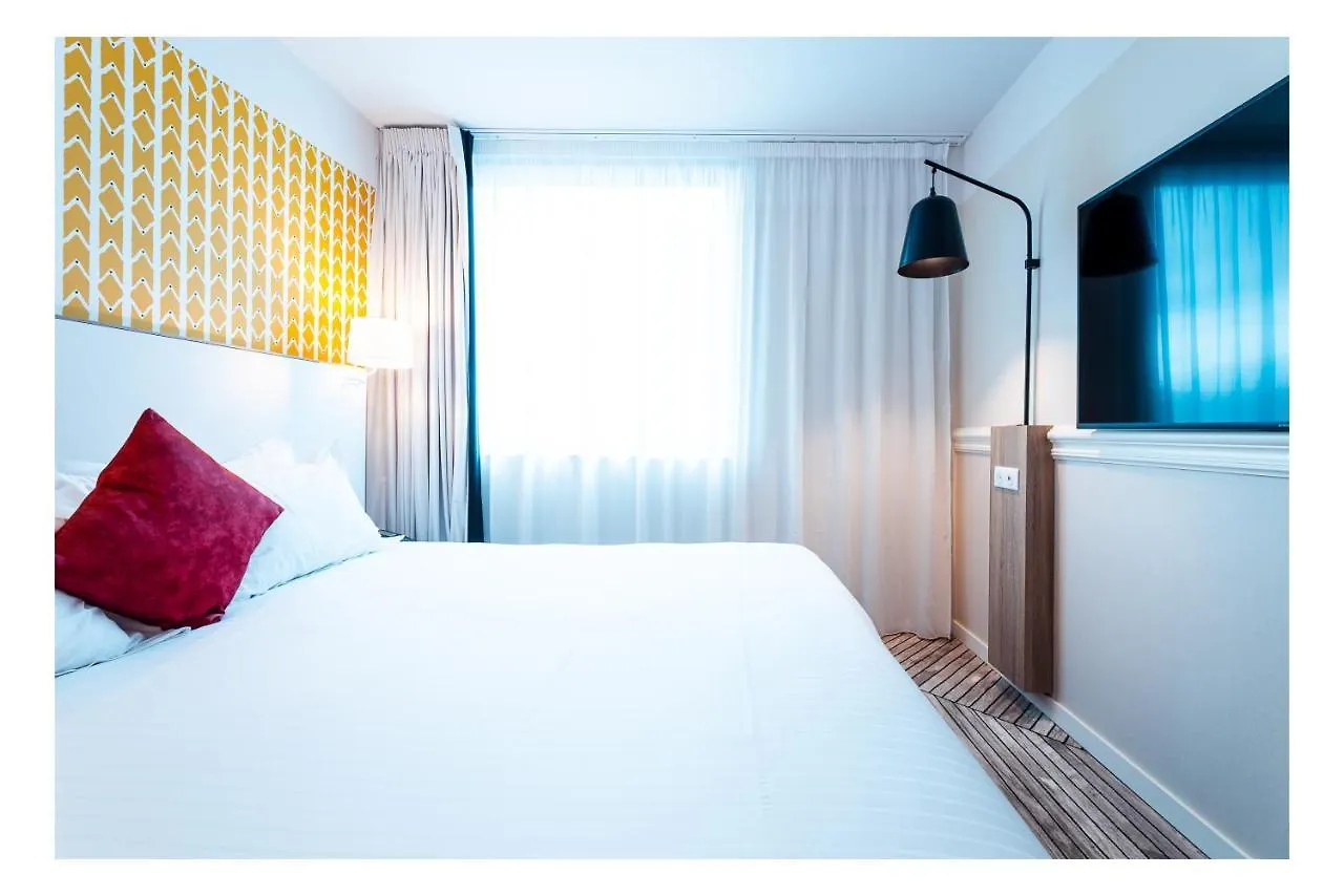 The Originals Boutique, Hotel Maison Montmartre Paris Les Puces 4*,